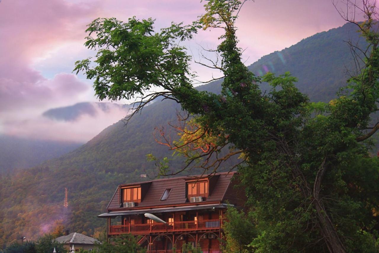 Абхазская Усадьба Hotel Gagra Esterno foto